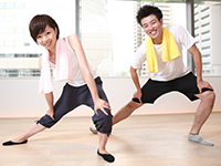 ストレッチをしている男女